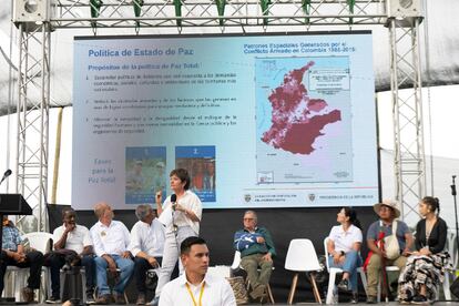 Gloria Cuartas se dirige a la audiencia durante la entrega de tierras a las comunidades del Consejo Comunitario Cuenca de Río Cauca, en las microcuencas de los ríos Teta y Mazamorrero.