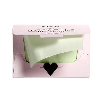 Bare with me de NYX Cosmetics.
Enriquecidos con aceite de semilla de cáñamo y centella asiática, este pack estrella de NYX incluye 50 hojas con poderes calmantes que puedes aplicar de forma súper sencilla. Envueltos en un mini sobre plano perfecto para llevar en cualquier lugar y ocasión.