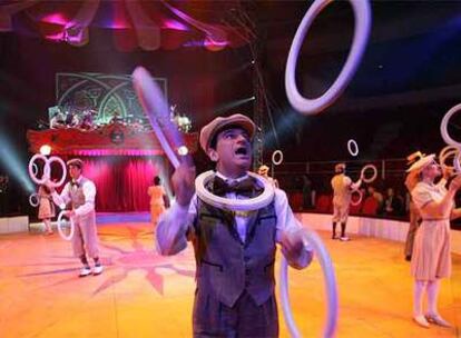 Manuel Álvarez, durante un número circense con su familia, la familia de malabaristas Marialex, y miembros del Circo Carampa.