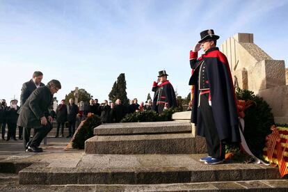 Carles Puigdemont y Oriol Junqueras en la ofrenda floral en la tumba del presidente Francesc Macià.