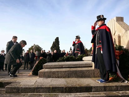 Carles Puigdemont y Oriol Junqueras en la ofrenda floral en la tumba del presidente Francesc Macià.