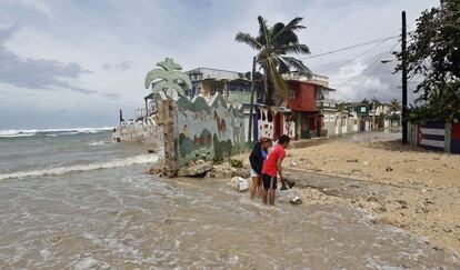 Hasta el momento solo se ha informado de la muerte de cuatro personas a causa de Irma en Florida, pero las autoridades han advertido de que los Cayos sufren una "crisis humanitaria" después de que Irma tocara tierra allí la pasada madrugada con vientos de más de 200 kilómetros por hora. En la imagen, varias personas observan los daños causados por el huracán Irma en La Habana (Cuba).