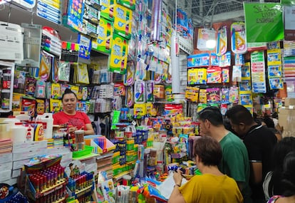 Padres de familia acuden a realizar compras de útiles escolares, en Ciudad de México.