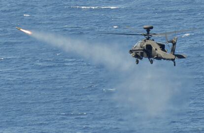 Un helicóptero apache británico durante una maniobras en Gibraltar el 3 de mayo