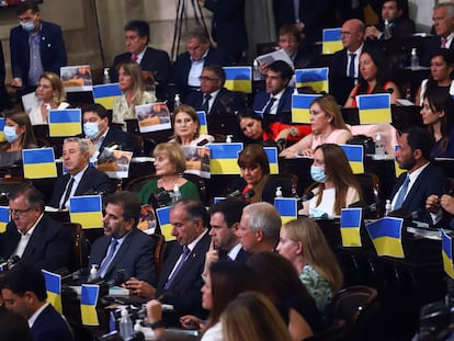 Ofensiva de Rusia en Ucrania: Legisladores de la oposición exhiben banderas de Ucrania en sus bancas durante la apertura del curso parlamentario en Argentina