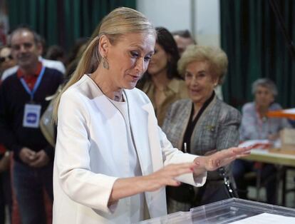 Cristina Cifuentes, a candidata a la Comunidad de Madrid por el Partido Popular, tras votar en las elecciones