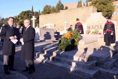 Artur Mas, a la izquierda, con José Montilla, ayer en el homenaje al ex presidente de la Generalitat Francesc Macià.