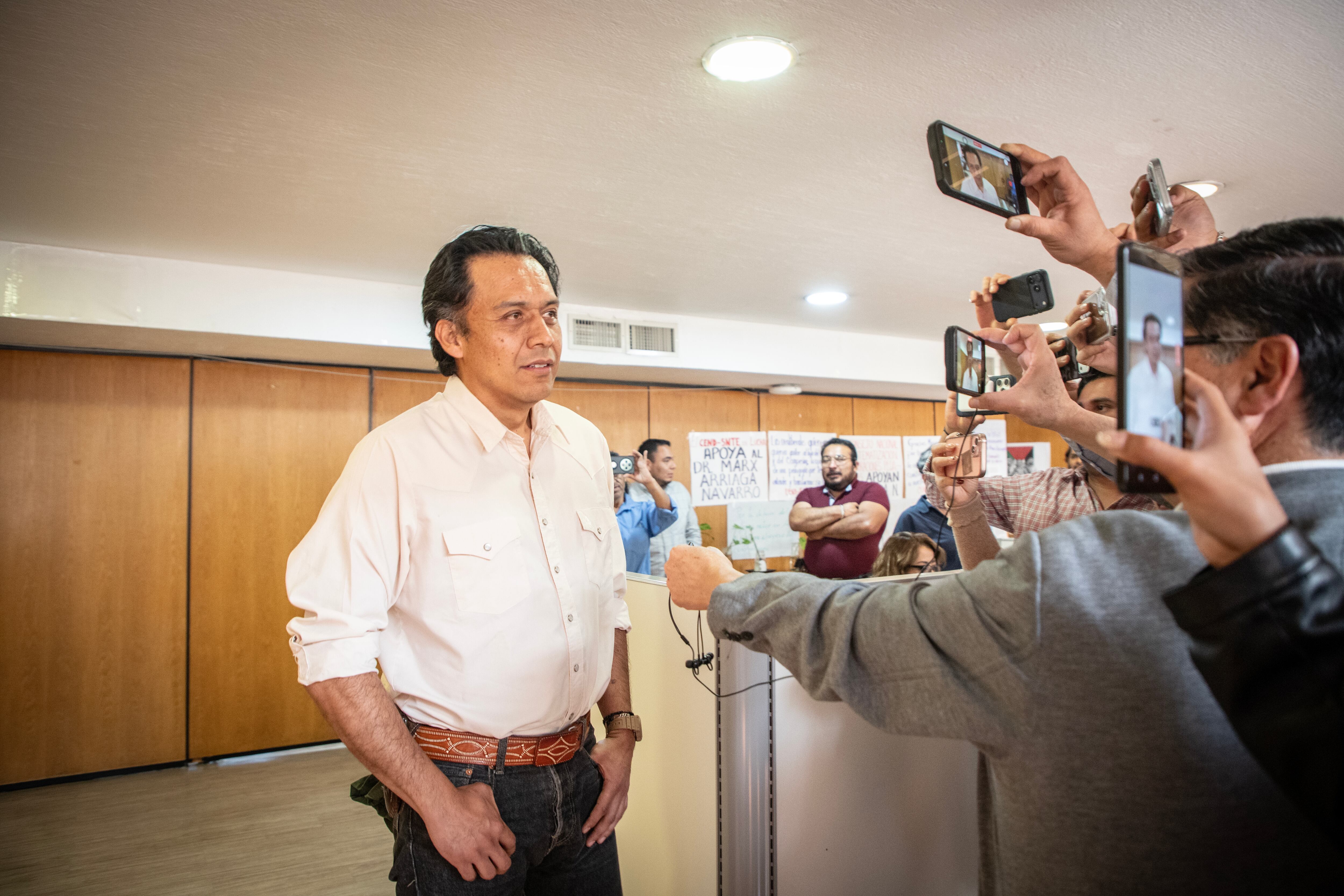 Marx Arriaga da declaraciones a medios de comunicación, en la SEP.