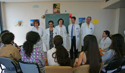 Los médicos de la Unidad de Trastornos de Conducta Alimentaria con las chicas, de espaldas, que están ingresadas.