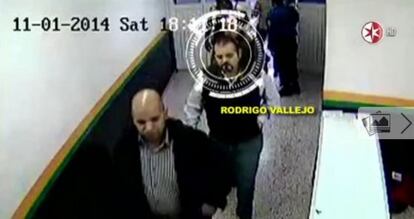 Rodrigo Vallejo, el hijo del exgobernador de Michoacán, entra sin someterse a ninguna revisión a la Secretaría de Seguridad Pública.