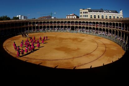 Vista general de la plaza de toros de Ronda (Málaga), en la que el diestro Francisco Rivera Ordóñez se cortó la coleta.