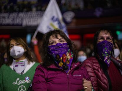 Decenas de mujeres participan en un evento para incentivar a votar por la opción 'Apruebo' de la nueva Constitución, el 27 de agosto de 2022, en el Teatro Caupolicán, en Santiago (Chile).