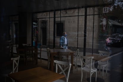 Una cafetería cerrada en Barcelona.