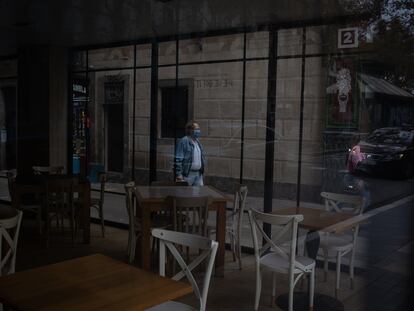 Una cafetería cerrada en Barcelona.