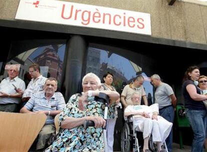 Varios evacuados esperan en la calle junto a la entrada de Urgencias del hospital de Hospitalet de Llobregat