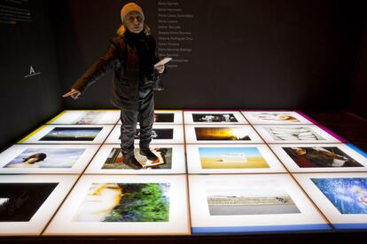Un 71% de las galerías que exhiben obras en Arco son extranjeras. En la imagen, un hombre señala las fotografías del proyecto 'Elemental' de la Diputación de Huelva, realizado por 16 mujeres artistas.