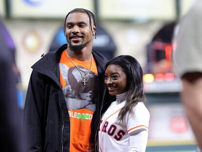 Simone Biles y Jonathan Owens juntos en el Minute Maid Park, el 28 de octubre de 2022, en Houston, Texas