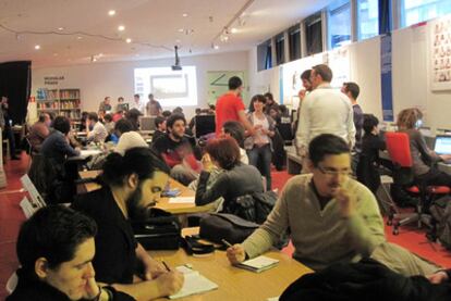 Participantes durante la celebración en el GameJam en el MediaLab Prado de Madrid.