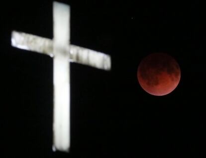 La 'luna de sangre' se ilumina tras una iglesia en Wisconsin. En Estados Unidos se ha podido disfrutar del fenómeno en muchas regiones. 