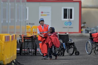 Llegada de un cayuco al muelle de La Restinga el 6 de marzo.