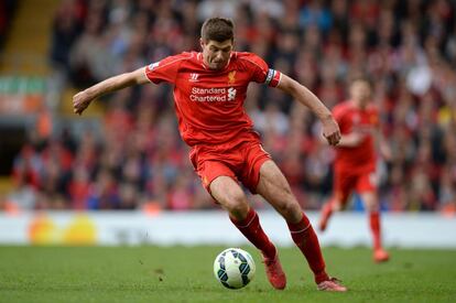 Steven Gerrard, jogador do Liverpool, durante um jogo da Premier League contra o Crystal Palace, no Anfield, em 16 de maio de 2015.