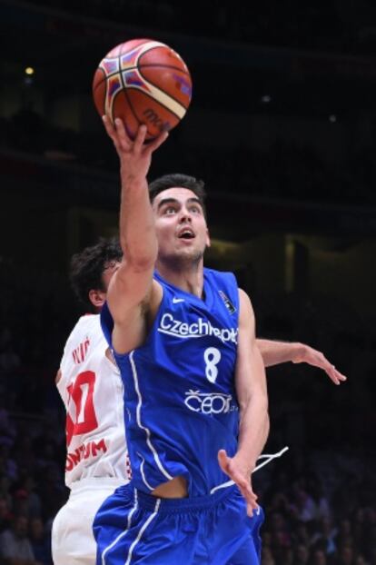 Satoransky entra a canasta ante un rival.