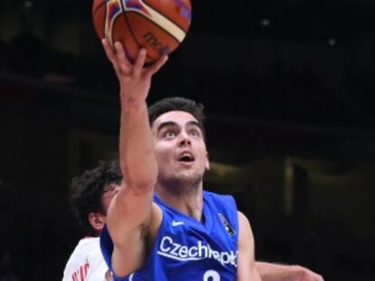 Satoransky entra a canasta ante un rival.