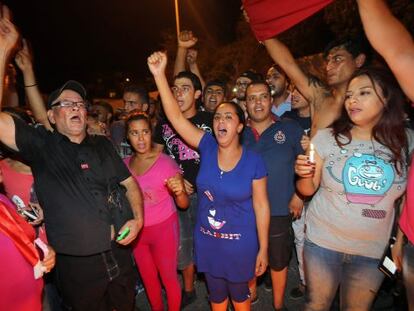 Varios vecinos protestan contra el terrorismo islamista durante la manifestación del sábado por la noche en Susa.