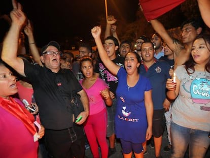 Varios vecinos protestan contra el terrorismo islamista durante la manifestación del sábado por la noche en Susa.