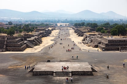 Visitantes pasean sobre la Calzada de Los Muertos en Teotihuacán.