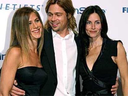 Brad Pitt con Jennifer Aniston y Courtney Cox