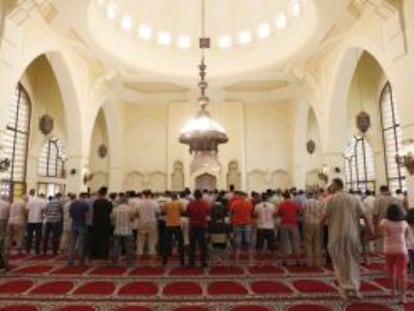 Varias personas en el interior de la Mezquita Abu Bakr de Madrid, en el comienzo del Ramadán.