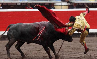El tercer toro volteó a Emilio de Justo y le desgarró la oreja izquierda.