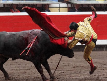 El tercer toro volteó a Emilio de Justo y le desgarró la oreja izquierda.