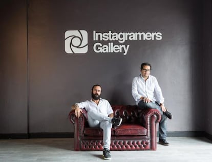 Jorge Mart&iacute;nez (izquierda) y Phil Gonz&aacute;lez en la galer&iacute;a.