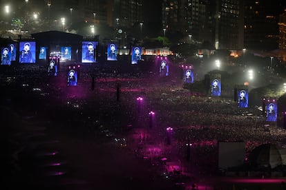 Miles de personas asisten al concierto gratuito de la cantante Madonna, este sábado en la playa de Copacabana.
