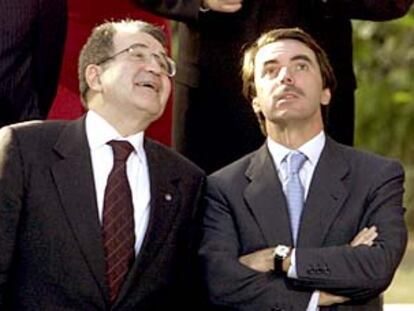 Romano Prodi (izquierda), junto con José María Aznar, en la reciente cumbre de Laeken.