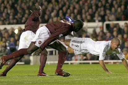 Ronaldo cae ante los defensas del Arsenal Ebouè y Tourè.