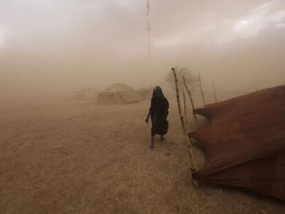 Una mujer tuareg en una tormenta de arena en N&iacute;ger, en una foto de archivo.