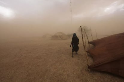 Una mujer tuareg en una tormenta de arena en Níger, en una foto de archivo.