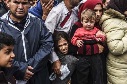 Refugiados hacen cola en un campamento de registro la ciudad sureña serbia de Presevo.