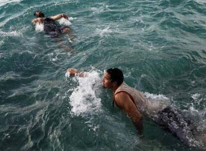 Dos uigures antiguos presos de Guantánamo nadan, el pasado domingo, en una playa de las islas Bermudas.