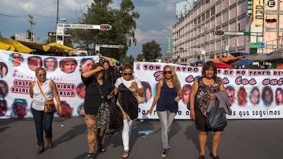 Algunas de las madres de los desaparecidos en una protesta en 2014.