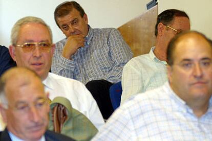 Juan Enciso (en el centro y al fondo), durante una reunión del comité ejecutivo del PP de Almería.