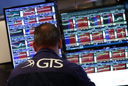 Un operador de la Bolsa de Nueva York observa las cotizaciones del mercado, el pasado 30 de junio.