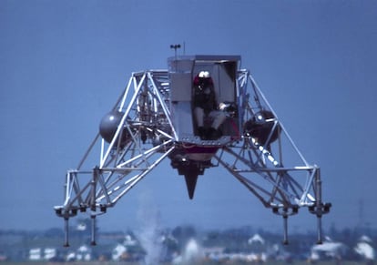 Armstrong realizando un descenso con el Eagle, en el periodo de pruebas previo al viaje a la Luna. |