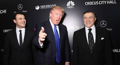 Trump con el cantante pop Emin Agalarov y a la derecha su padre, Aras, en Mosc&uacute; en 2013