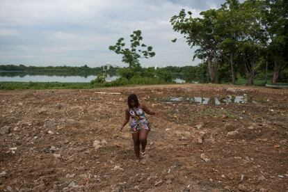 La orilla de la Laguna de Jacarepaguá, bajo protección ambiental, permanece llena de escombros.