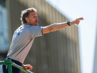 Luis Enrique da instrucciones en el último entrenamiento de la selección española previo al primer partido de clasificación para el Mundial 2022 de Qatar ante Grecia que se disputará este jueves en Granada. / (RFEF, EFE)