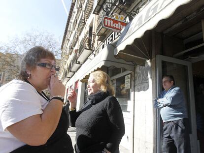 Dos mujeres fuman en el exterior de un bar de Madrid.